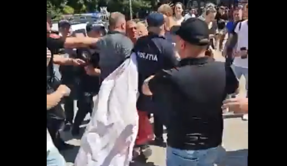 Altercații violente la Bălți. Un cort al „Renaștere” confiscat de poliție